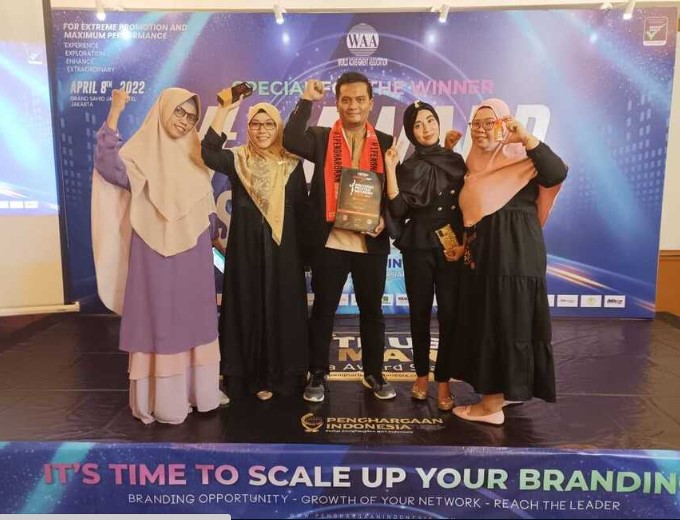 Tampilan desain dan perangkat mobile di atas meja kantor